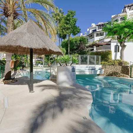 1081 Luxurious Beachfront Penthouse With Private Jacuzzi Lägenhet Marbella