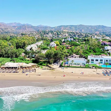 1081 Luxurious Beachfront Penthouse With Private Jacuzzi